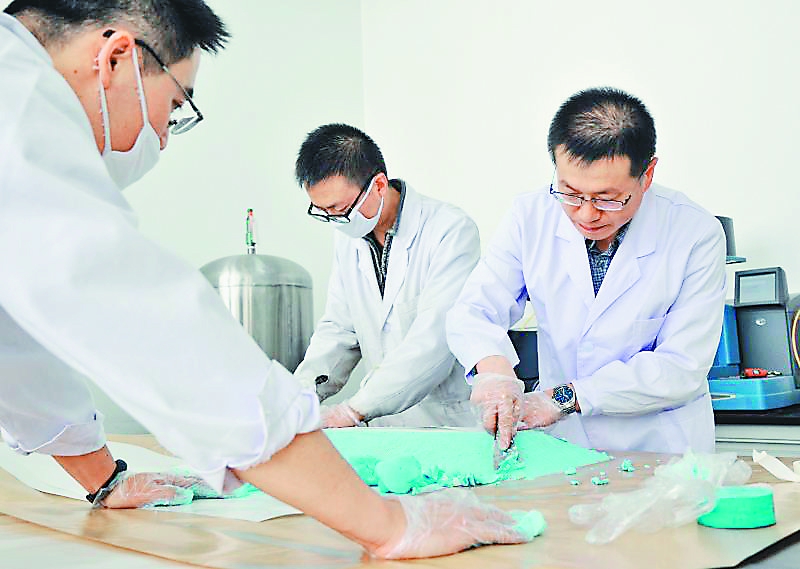 【航天膠粘劑】為航天器裝上堅固“韌帶”—走進省科學(xué)院石油化學(xué)研究院